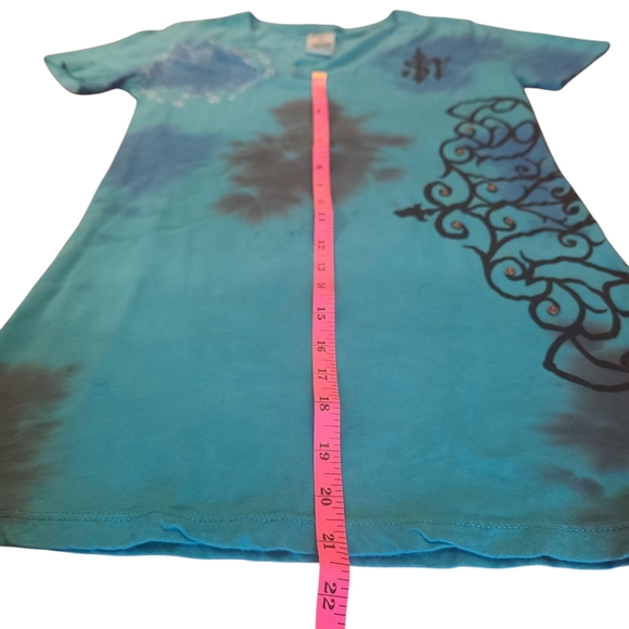 Sugar & Rox By Buckle Womens Teal Tie-Dye V-neck Graphic Tee w/ Rhinestones - M - Picture 8 of 9
